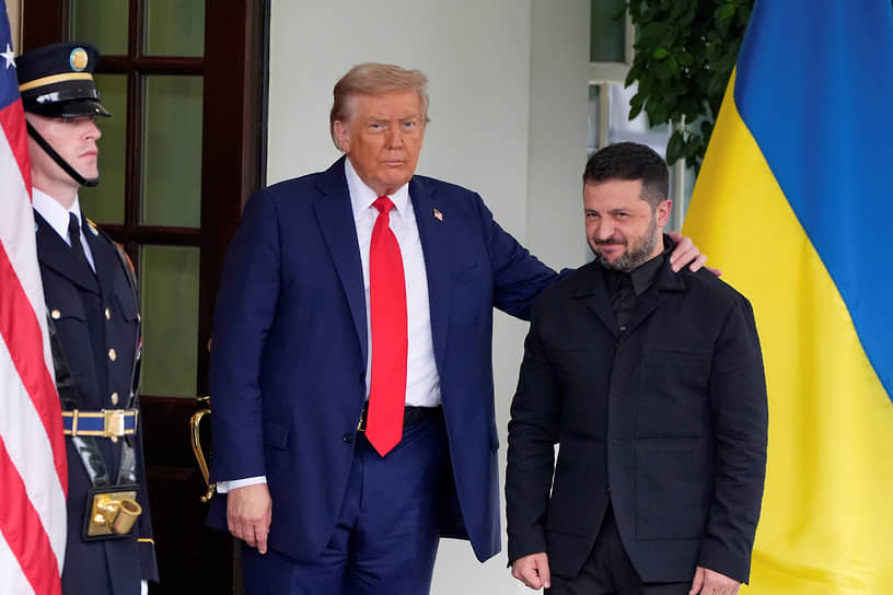 Президент США Дональд Трамп (в центре) лично поприветствовал президента Украины Владимира Зеленского по прибытии в Белый дом