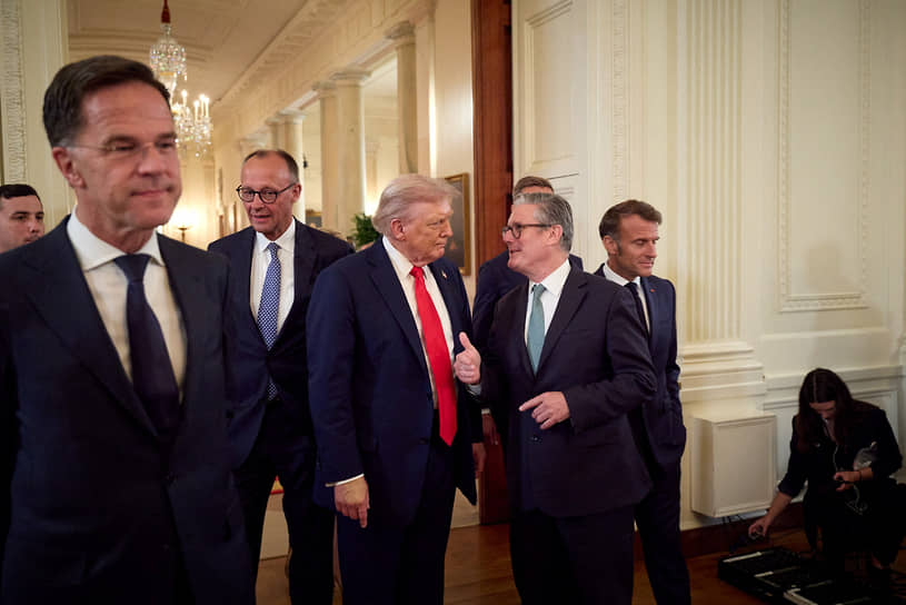 Президент США Дональд Трамп беседует с премьер-министром Великобритании Киром Стармером, президент Франции Эммануэль Макрон (справа), генеральный секретарь НАТО Марк Рютте и канцлер Германии Фридрих Мерц во время встречи