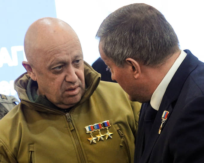 По словам Евгения Пригожина, группа «Вагнер» была сформирована 1 мая 2014 года для «защиты русских» на Украине. С тех пор ЧВК принимала участие в различных вооруженных конфликтах, в том числе в Африке На фото: с губернатором Волгоградской области Андреем Бочаровым (справа)