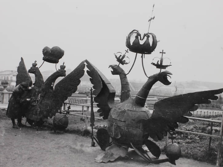 23 октября 1935 года снятых и очищенных от позолоты орлов выставили в Парке культуры, и тут выяснилось, что символы старого режима действительно неказисты вблизи 