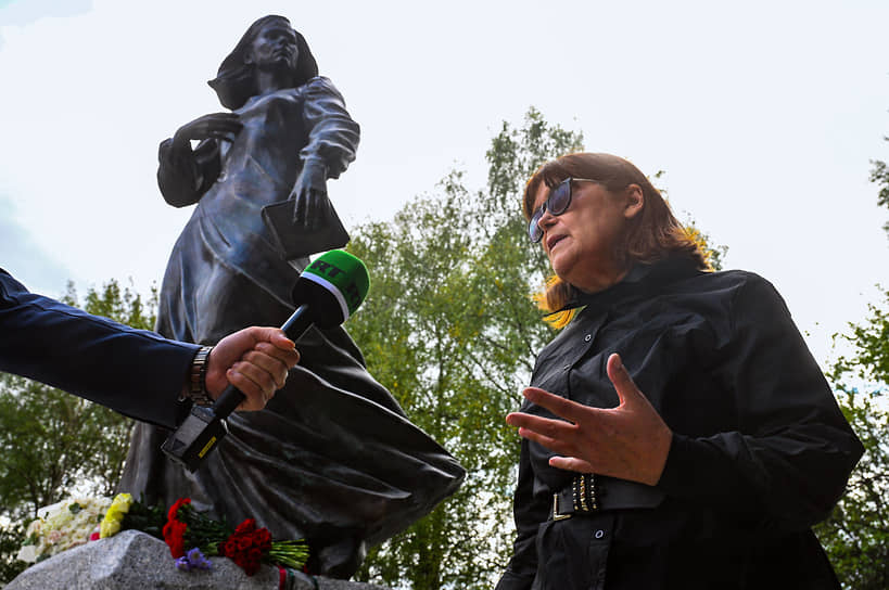 На церемонии присутствовала мать Дарьи Дугиной Наталия Мелентьева 