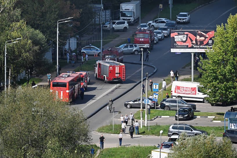 Автомобили пожарно-спасательной службы МЧС на месте пожара 