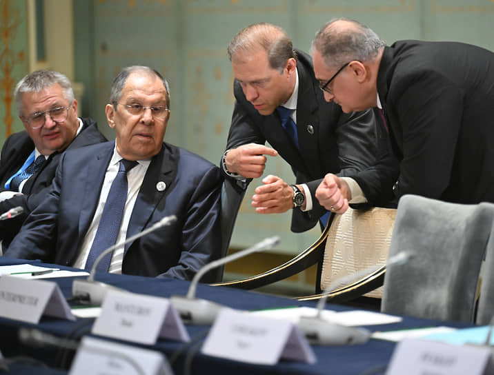 Слева направо: заместитель председателя правительства Алексей Оверчук, министр иностранных дел Сергей Лавров, первый заместитель председателя правительства Денис Мантуров и посол России в Китае Игорь Моргулов 