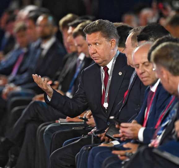 Председатель правления компании «Газпром» Алексей Миллер (в центре)