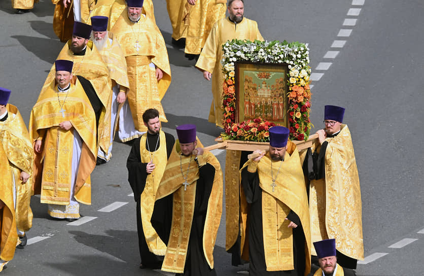 Священнослужители во время крестного хода