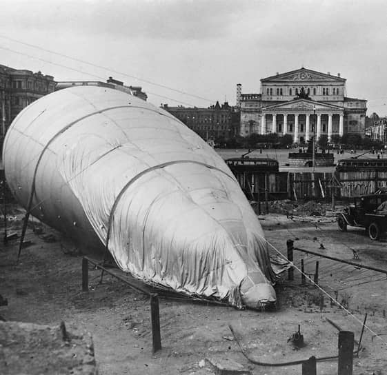 В 1941-м Большой театр замаскировали, а труппу эвакуировали. В него все равно угодила бомба, но здание уцелело 