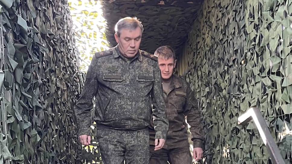 Валерий Герасимов награжден орденами Святого Георгия IV и III степени (2015, 2017), «За заслуги перед Отечеством» IV и III степени с мечами (2002, 2014), «За заслуги перед Отечеством» I степени (2021), Александра Невского (2020), рядом медалей На фото: на проверке группировки войск, задействованных в спецоперации на Украине, 2022 год