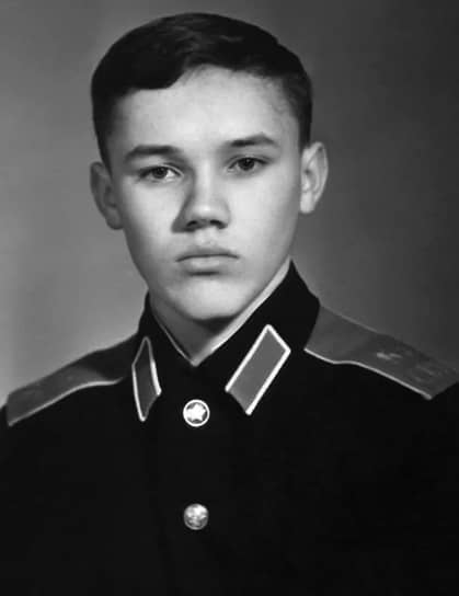 Валерий Герасимов родился 8 сентября 1955 года в Казани. В 1973 году с отличием окончил Казанское суворовское военное училище