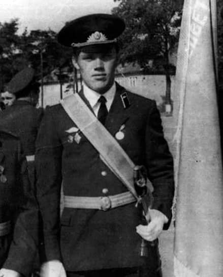 В 1977 году окончил Казанское высшее танковое командное училище, в 1987 году — Военную академию бронетанковых войск имени Р.Я. Малиновского, в 1997-м — Военную академию Генштаба ВС России. До 1987 года командовал взводом, ротой, батальоном в Польше и Дальневосточном военном округе, после этого руководил штабом и командовал танковым полком в Прибалтийском военном округе