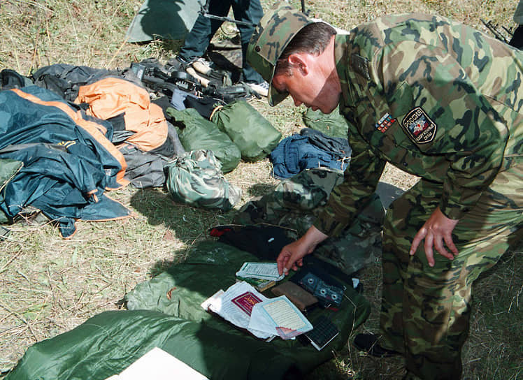 С февраля 2001 года Валерий Герасимов был командующим 58-й общевойсковой армией в Северо-Кавказском военном округе На фото: господин Герасимов осматривает вещи убитых в Ингушетии боевиков, 2002 год