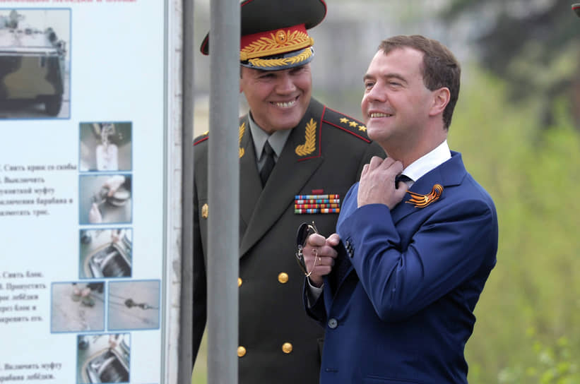 С президентом России Дмитрием Медведевым на учебном полигоне 5-й гвардейской Таманской отдельной мотострелковой бригады в подмосковном Алабино, 2010 год