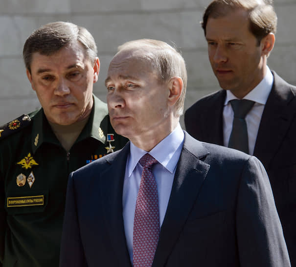 С президентом Владимиром Путиным во время осмотра военной техники в резиденции «Бочаров ручей» в Сочи, 2016 год. В том же году, по данным «Ъ», президент Владимир Путин за организацию военной операции в Сирии закрытым указом присвоил Валерию Герасимову звание Героя России