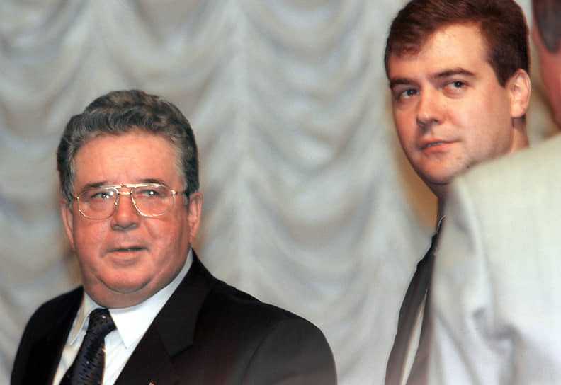 30 июня 2000 года стал председателем совета директоров «Газпрома». В 2001–2002 годах был заместителем председателя этого органа, в 2002 году вновь возглавил совет директоров газовой корпорации На фото: с главой «Газпрома» Рэмом Вяхиревым (слева), 2000 год 