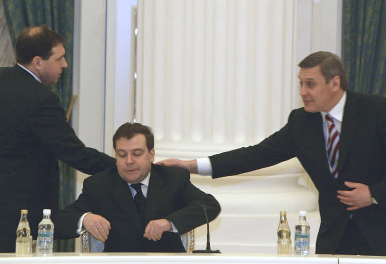 Советник президента России по экономическим вопросам Андрей Илларионов (слева, объявлен иностранным агентом), замглавы администрации президента Дмитрий Медведев (в центре) и председатель правительства Михаил Касьянов (объявлен иноагентом), 2003 год 