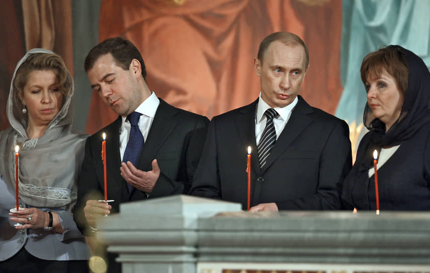 Первый зампред правительства Дмитрий Медведев (второй слева) со своей женой Светланой (слева) и президент Владимир Путин со своей женой Людмилой на пасхальной литургии в храме Христа Спасителя, 2008 год  