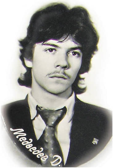 Дмитрий Медведев родился 14 сентября 1965 года в Ленинграде. В 1987-м окончил юрфак Ленинградского госуниверситета, одним из его преподавателей был Анатолий Собчак. В середине 1990-х был советником первого заместителя мэра Санкт-Петербурга Владимира Путина 
