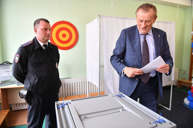 Губернатор Ленинградской области Александр Дрозденко (справа) во время голосования на избирательном участке № 131
