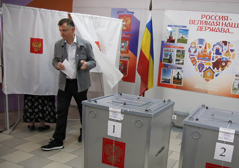 Врио губернатора Ростовской области Юрий Слюсарь во время голосования на избирательном участке №1698