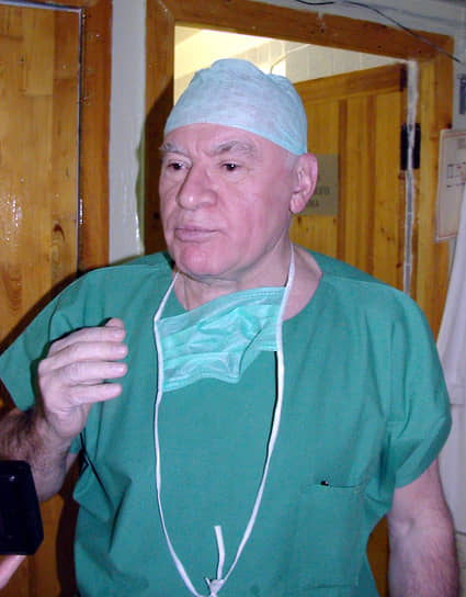Лео Бокерия во время операции в Республиканской клинической больнице, 2003