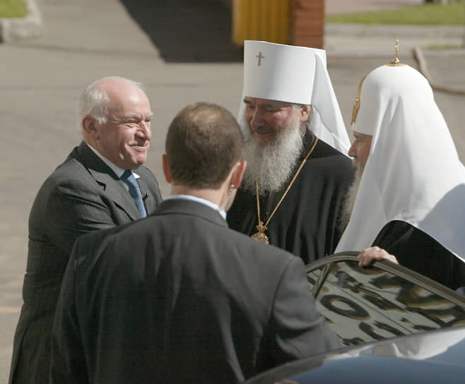Лео Бокерия (слева) и патриарх Московский и всея Руси Алексий II (справа) во время посещения Научного центра сердечно-сосудистой хирургии имени А. Н. Бакулева, 2004