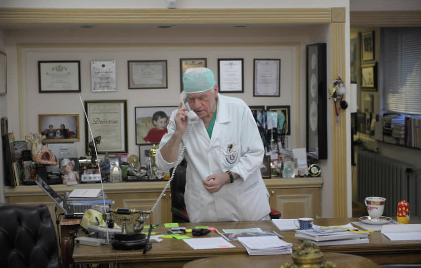 Лео Бокерия в кабинете, 2009