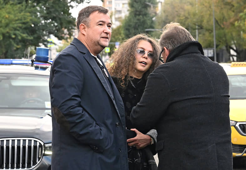 Генеральный директор телеканала НТВ Алексей Земский (слева), актер, продюсер Игорь Угольников и супруга Игоря Угольникова Алла