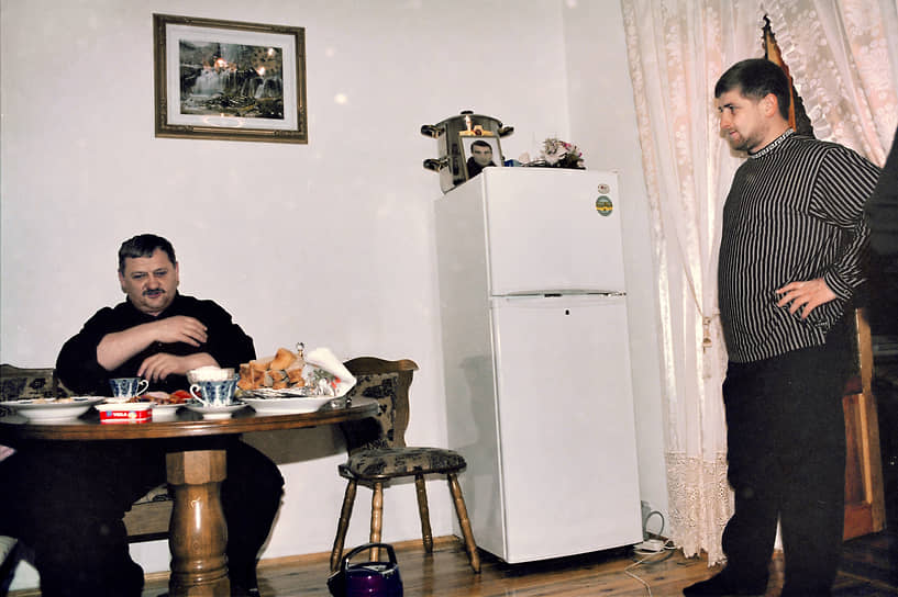 Рамзан Кадыров со своим отцом — главой временной администрации Чечни Ахматом Кадыровым дома в селении Центорой, 2002 год