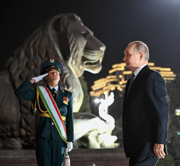 Президент РФ Владимир Путин на церемонии возложения венка к памятнику основателю первого государства таджиков Исмоилу Сомони 