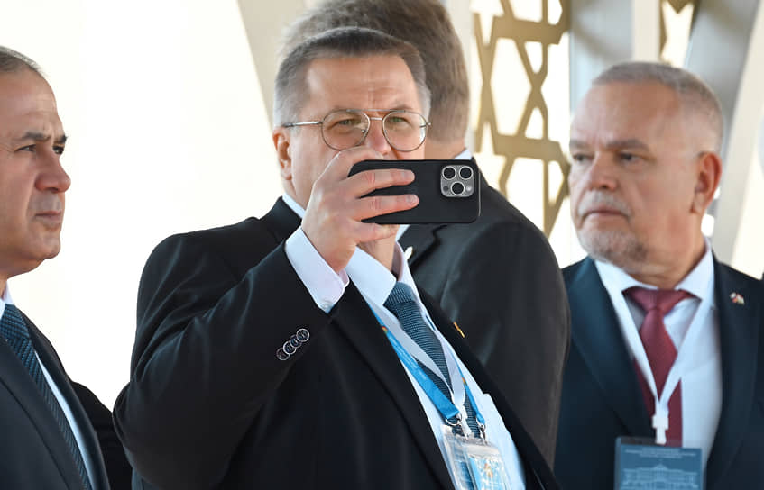 Зампред правительства РФ Алексей Оверчук (в центре) перед началом переговоров 