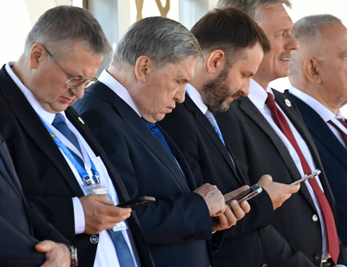 Слева направо: зампред правительства РФ Алексей Оверчук, помощник президента РФ Юрий Ушаков, замруководителя АП Максим Орешкин и пресс-секретарь президента Дмитрий Песков 