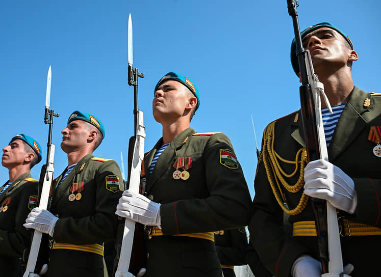 Военнослужащие роты почетного караула Таджикистана 