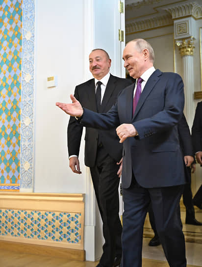 Президент РФ Владимир Путин с азербайджанским коллегой Ильхамом Алиевым перед началом встречи 