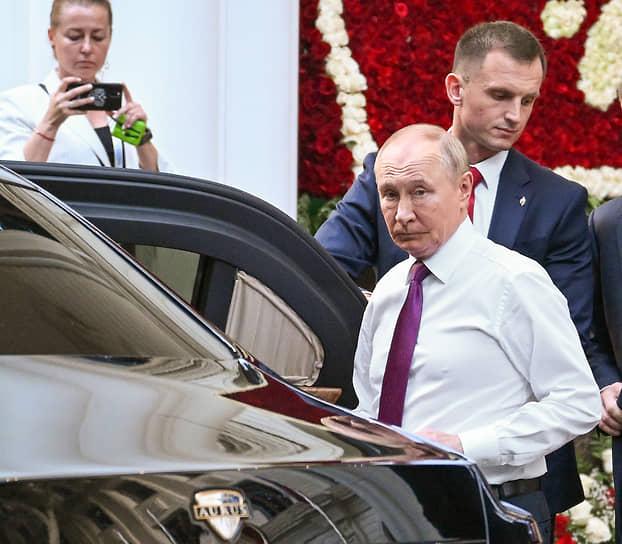 Владимир Путин у Дворца Нации 