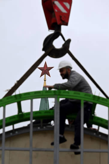 Монтаж декоративной конструкции на Манежной площади в Москве