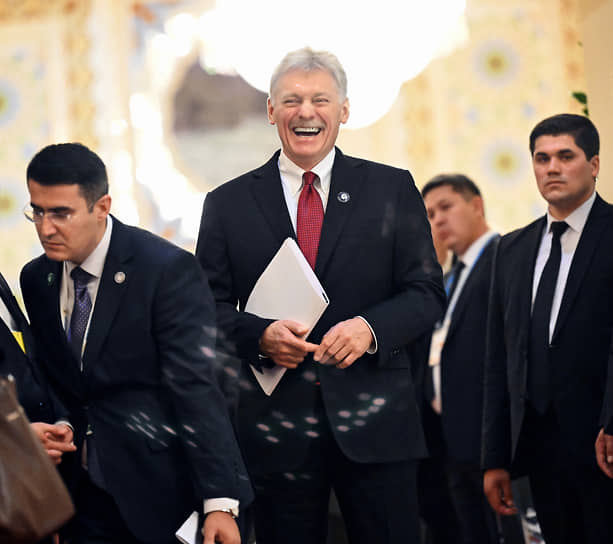 Замруководителя администрации президента, пресс-секретарь президента РФ Дмитрий Песков (в центре) перед заседанием Совета стран СНГ во Дворце нации в Душанбе