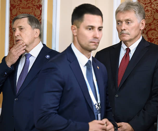 Помощник президента Юрий Ушаков, тот Кто Надо и пресс-секретарь президента Дмитрий Песков обеспечивают порядок на пресс-конференции