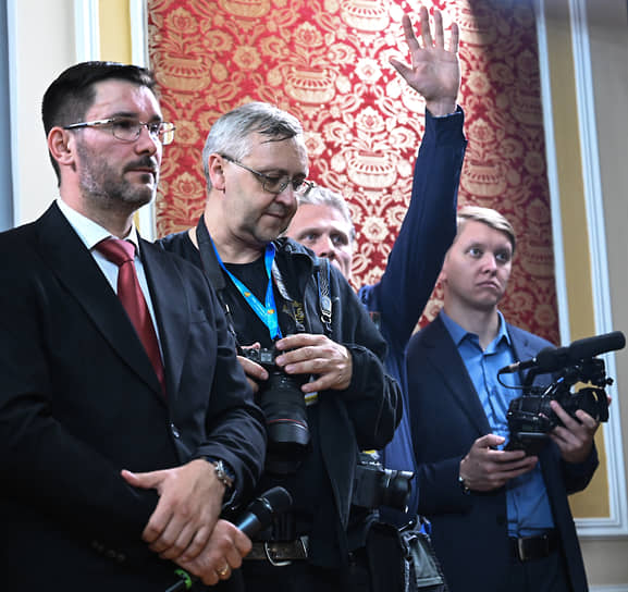 Не худшая половина участников пресс-конференции