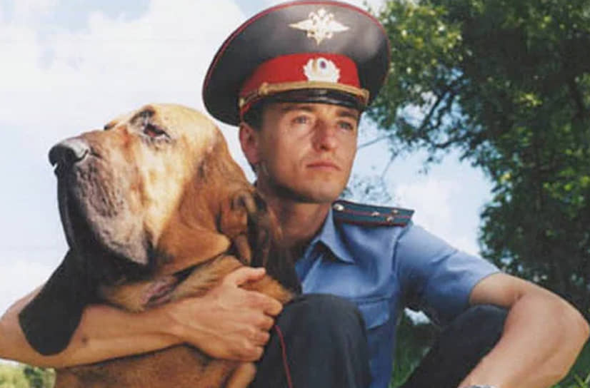 В роли старшего лейтенанта милиции Павла Кравцова в сериале «Участок», 2003 год (реж. Александр Баранов) 