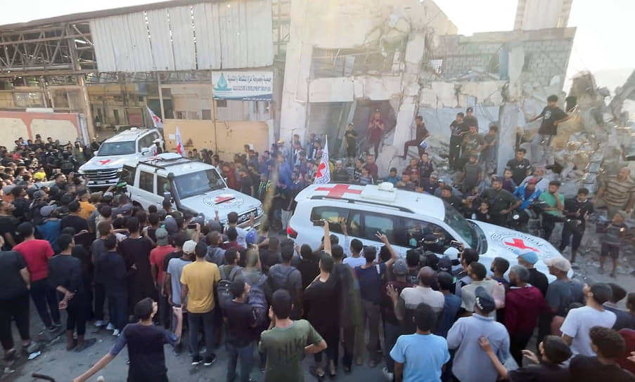 Автомобили Красного креста, везущие заложников 