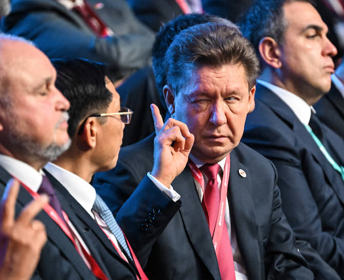Председатель правления ПАО «Газпром» Алексей Миллер (в центре) во время заседания «Создавая энергетику будущего вместе» на международном форуме «Российская энергетическая неделя»