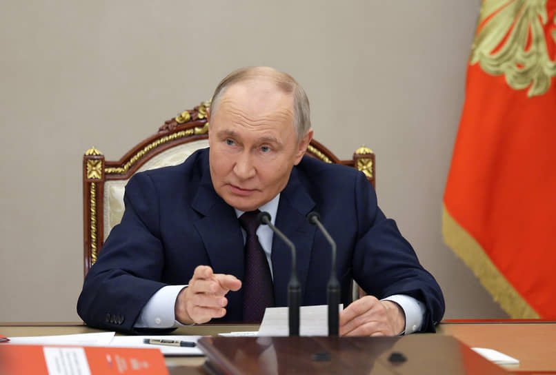 Владимир Путин во время совещания с постоянными членами Совета безопасности 