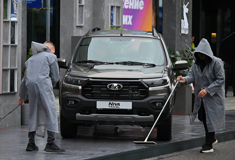 Lada Niva Travel