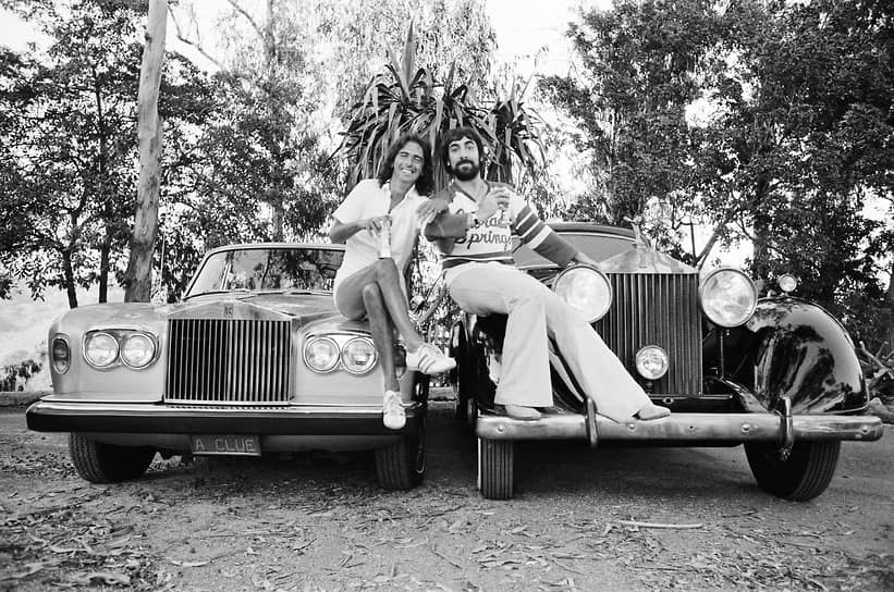 Летом 1976 года Элис Купер (на фото слева) и Кит Мун посетили салон Rolls-Royce. Кит Мун купил Phantom. Элис Купер поскромничал и обошелся Silver Shadow 