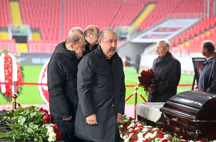 Футбольный тренер Валерий Газаев (в центре) 
