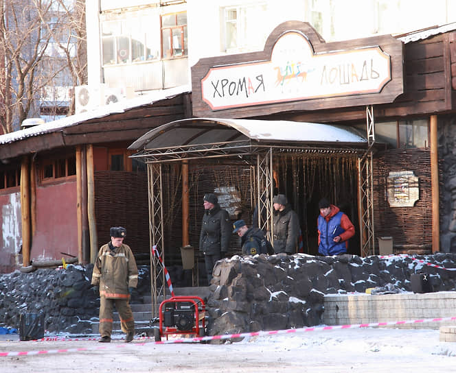Главный вход в «Хромую лошадь» 