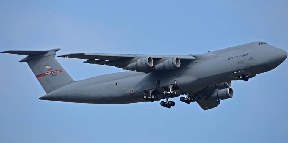 Военно-транспортный самолет C-5A Galaxy. На таком в Алжир был доставлен компьютеризированный рентгеновский аппарат, который потребовался международной врачебной бригаде, пытавшейся спасти жизнь президенту Алжира