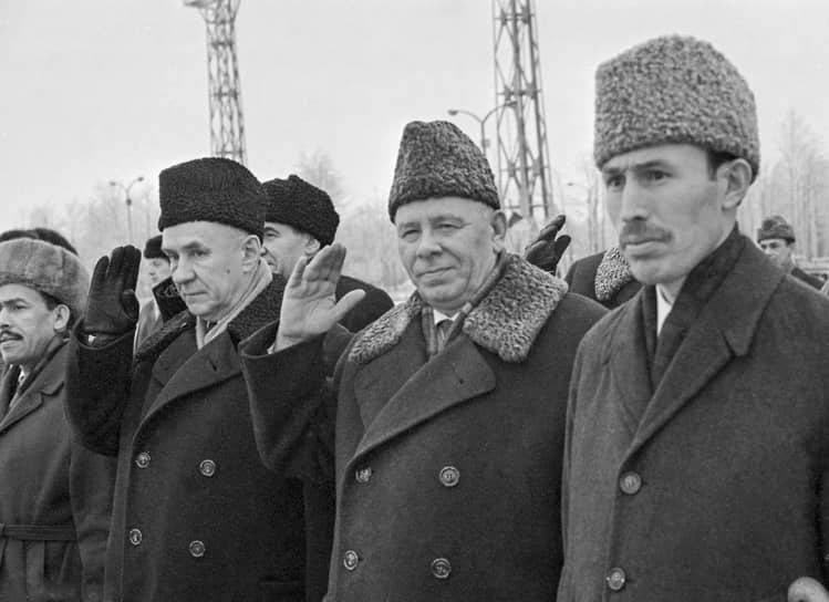 Председатель Совета министров СССР Алексей Николаевич Косыгин, Председатель Президиума Верховного Совета СССР Николай Викторович Подгорный, председатель Революционного совета Алжира Хуари Бумедьен (слева направо) во время проводов на аэродроме, 18 декабря 1965 года