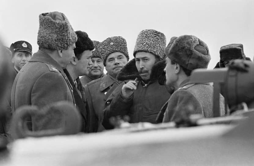 Алжирский лидер Хуари Бумедьен (в центре) во время посещения подмосковного авиационного гарнизона и воинской части Московского военного округа