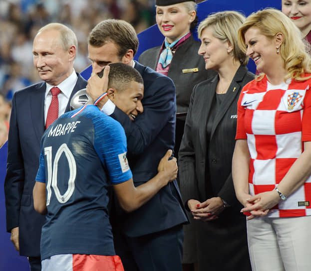 В 2018 году Килиан Мбаппе стал чемпионом мира в составе сборной Франции На фото слева направо: президент России Владимир Путин, французский лидер Эмманюэль Макрон, футболист Килиан Мбаппе и президент Хорватии Колинда Грабар-Китарович (справа)
