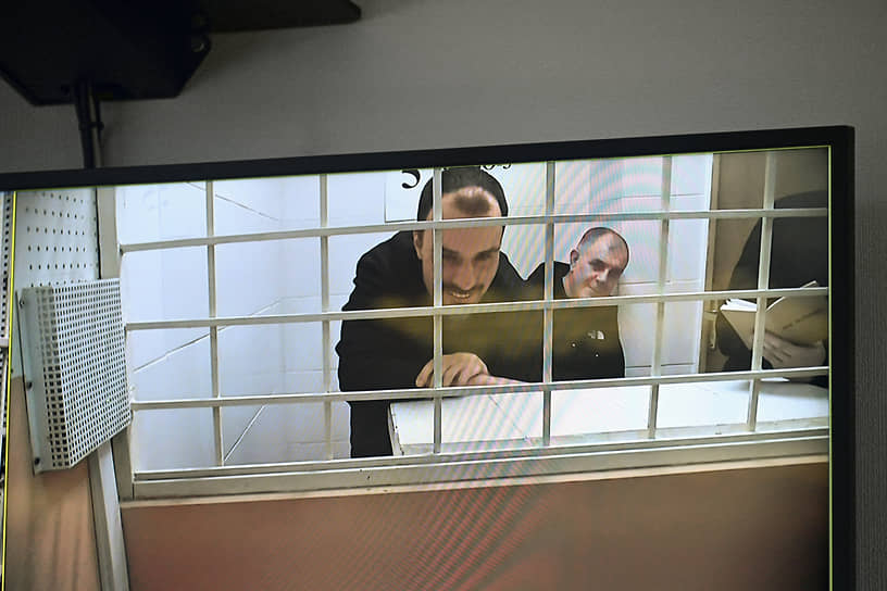 Защита Александра Серегина (слева) настаивает, что он был привлечен к уголовной ответственности незаконно